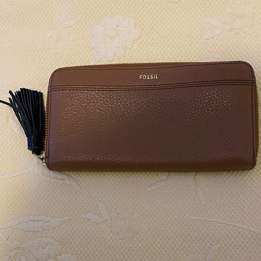 Fossil Light Brown Leather Zip Wallet, good condition